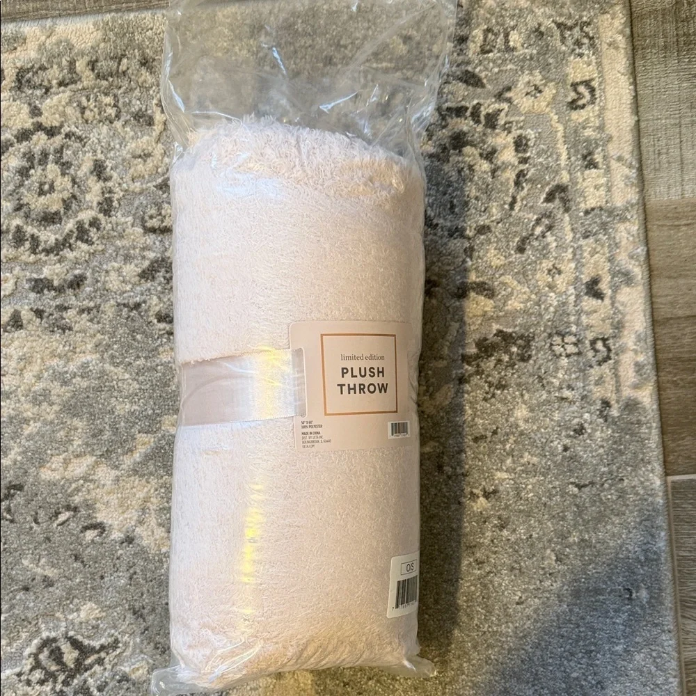 Ulta Beauty Cream Plush Throw 50x60